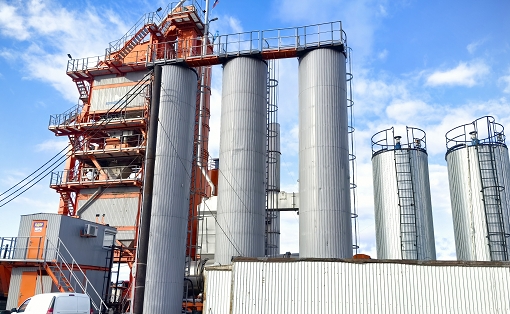 Land selection for environmentally friendly asphalt mixing plants