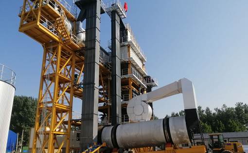What should be done when parts in asphalt mixing equipment are damaged?