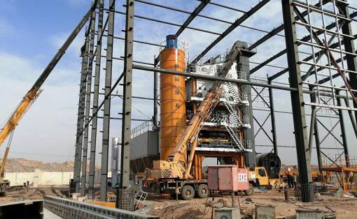 What is the role of the plug valve in the asphalt mixing plant?