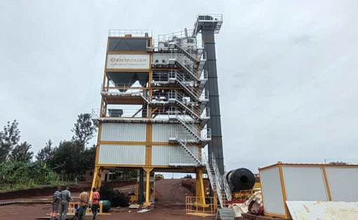 How should the drying and heating system of the asphalt mixing plant be set up?