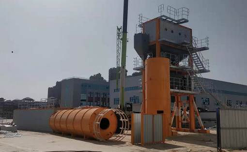 What are the maintenance tasks of asphalt tanks in asphalt mixing plants?