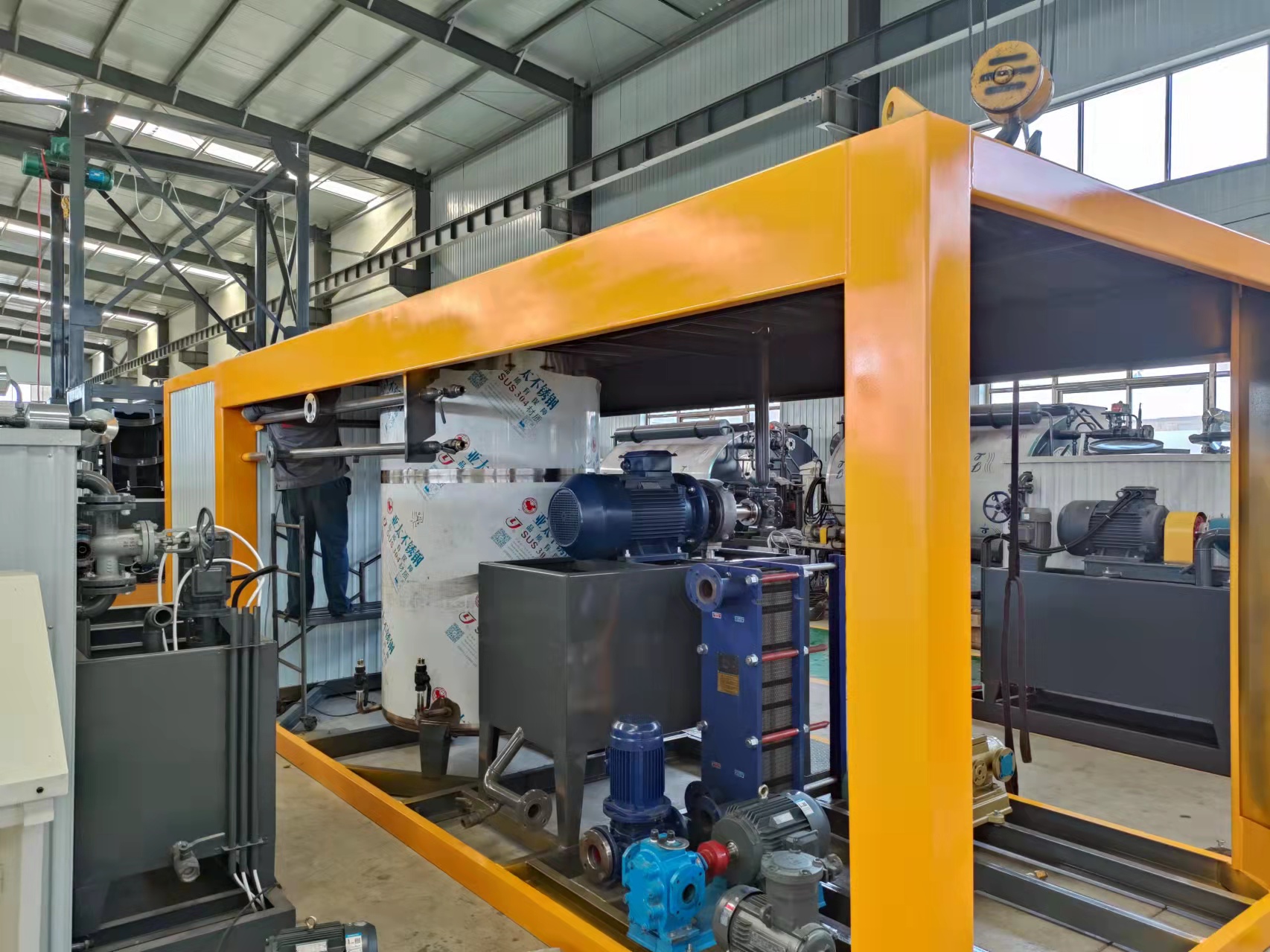 What preparations should be made before using the modified emulsified asphalt equipment?