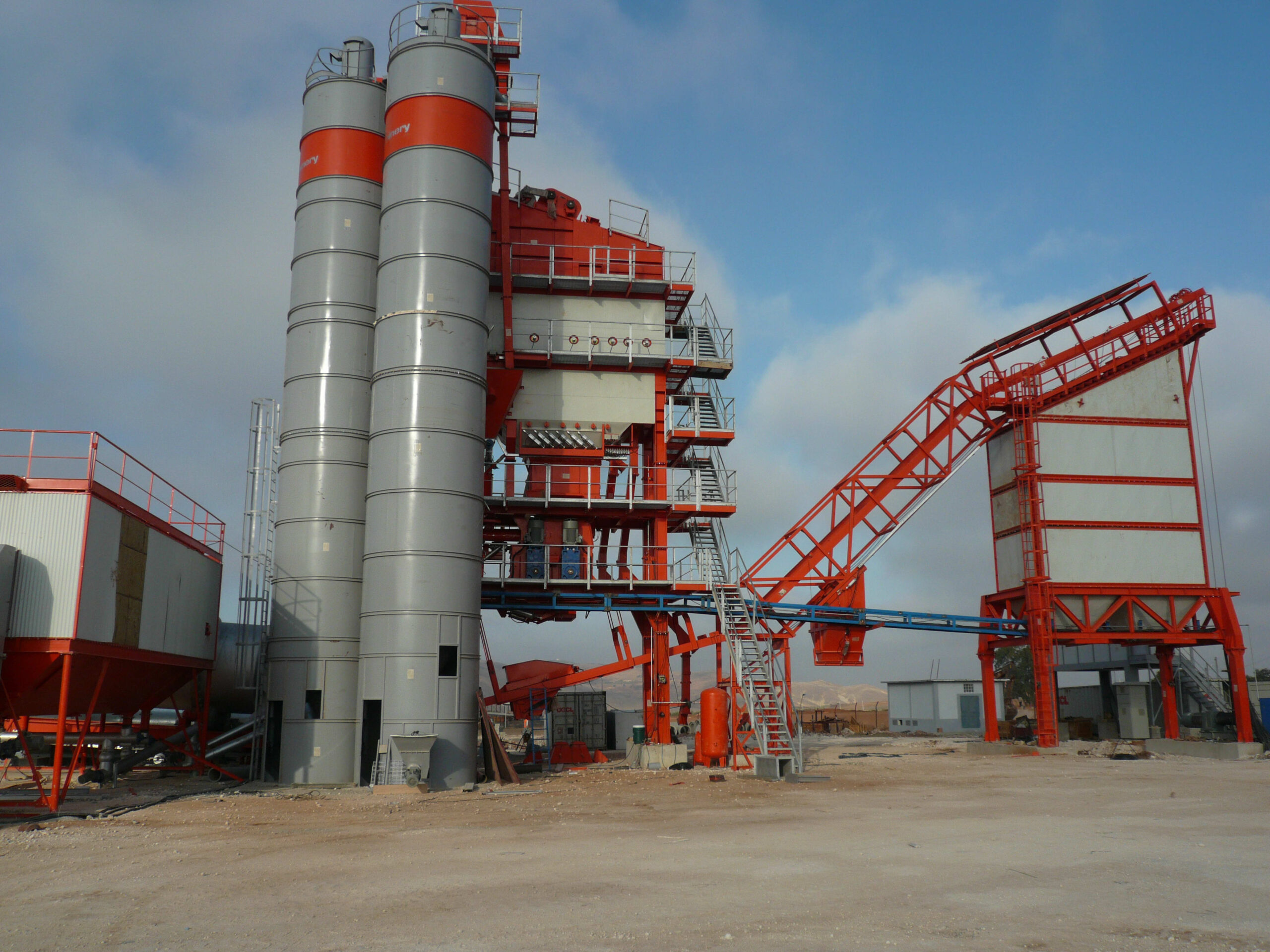How to determine the location of the asphalt mixing station