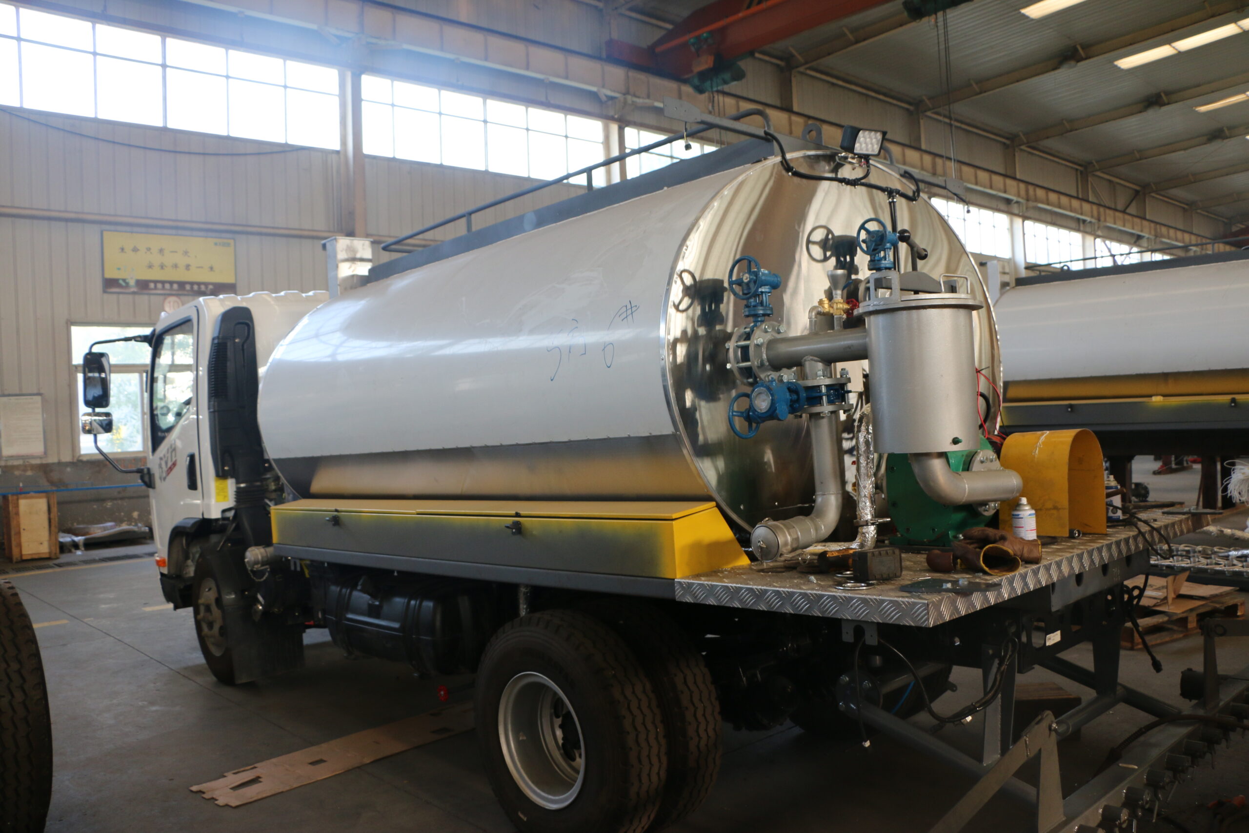 Issues to be noted in the application of slurry seal vehicles
