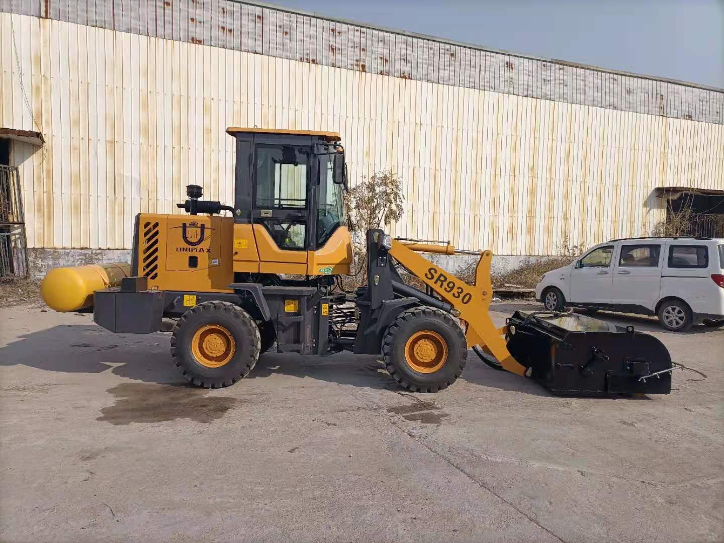 Road cleaning truck